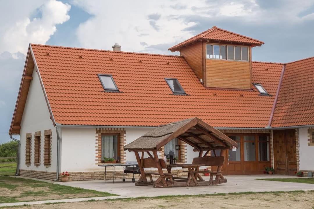Istvan Lovas Tanya Kiskoros Exterior photo